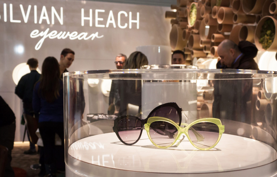 Custom display vitrine voor retail en etalage door Rembrands